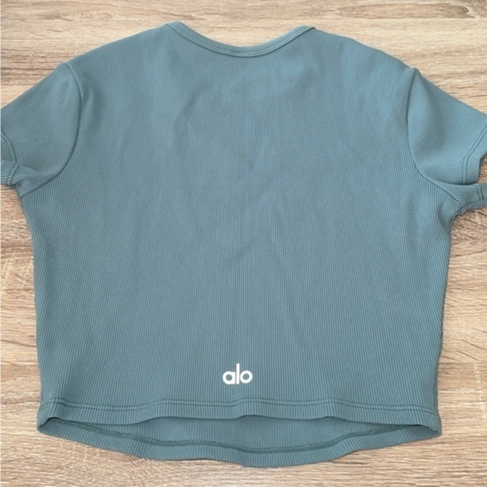 Alo Yoga Ribbed Cropped Short Sleeved Blue Splash Top T-Shirt - Picture 6 of 7